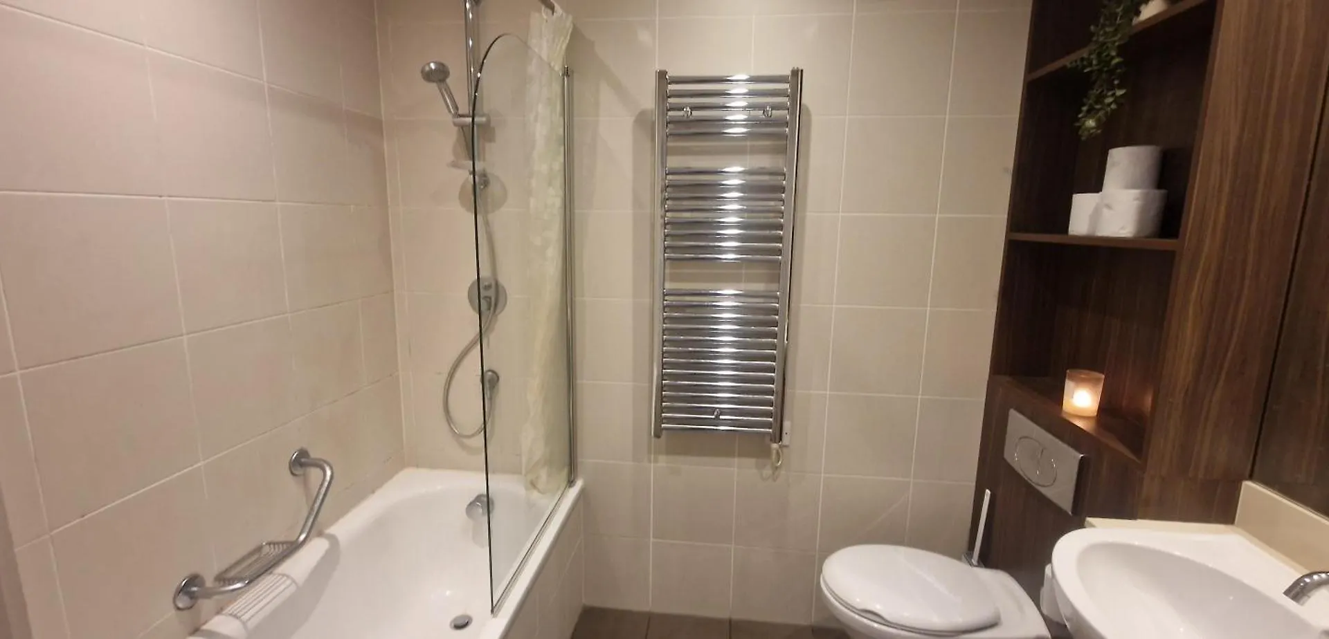 Slick & Stylish - Large 1Bd In Heart Of Cork City 0*,